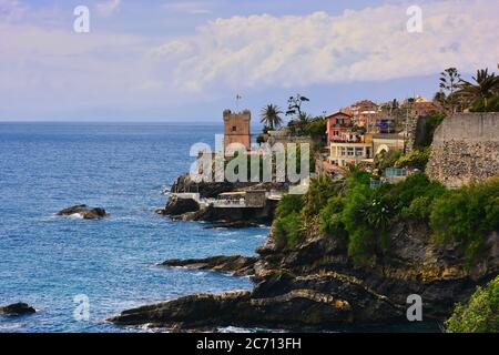 Genua Nervi. Die 2 km lange Promenade mit Clubs, Cafés und Badeanstalten verbindet das `urbane` Fischerdorf Nervi mit Capolungo. Stockfoto